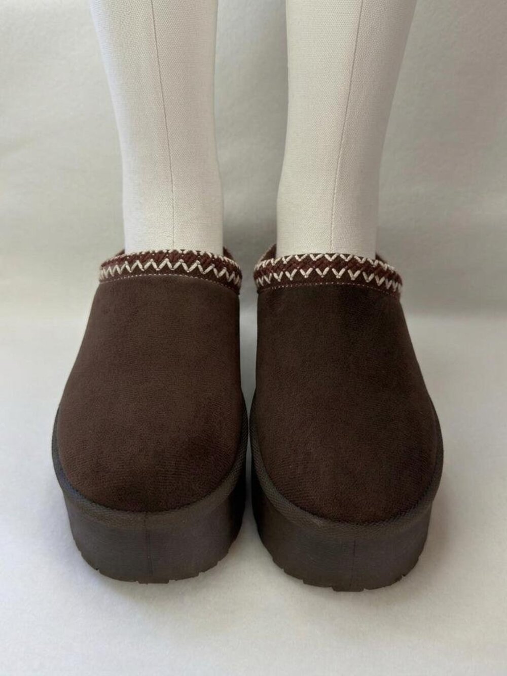 New Love Womens Jesters Embroidered Platform Classic Slip On 7.5 US